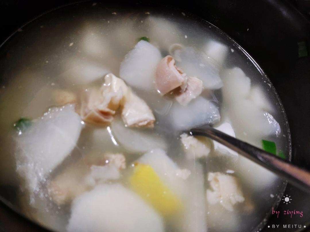 清炖羊排，老爸的拿手菜，汤鲜味浓，羊肉软烂，连萝卜都非常好吃