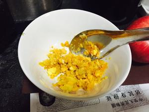 咸蛋黄玉米粒的做法 步骤2