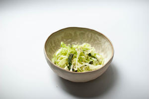 盐渍卷心菜沙拉-爽口快手菜-禁欲系日式料理，巧用盐烹煮食物的做法 步骤3