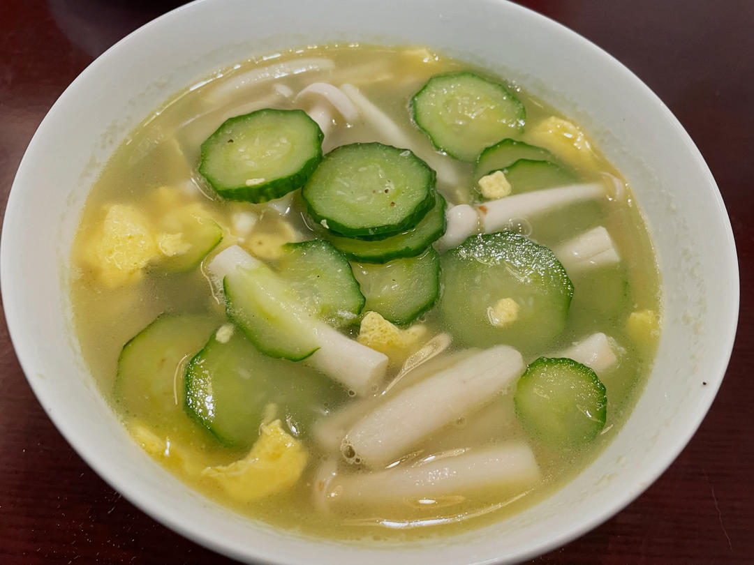 5分钟就能做好的巨鲜美的菌菇黄瓜汤