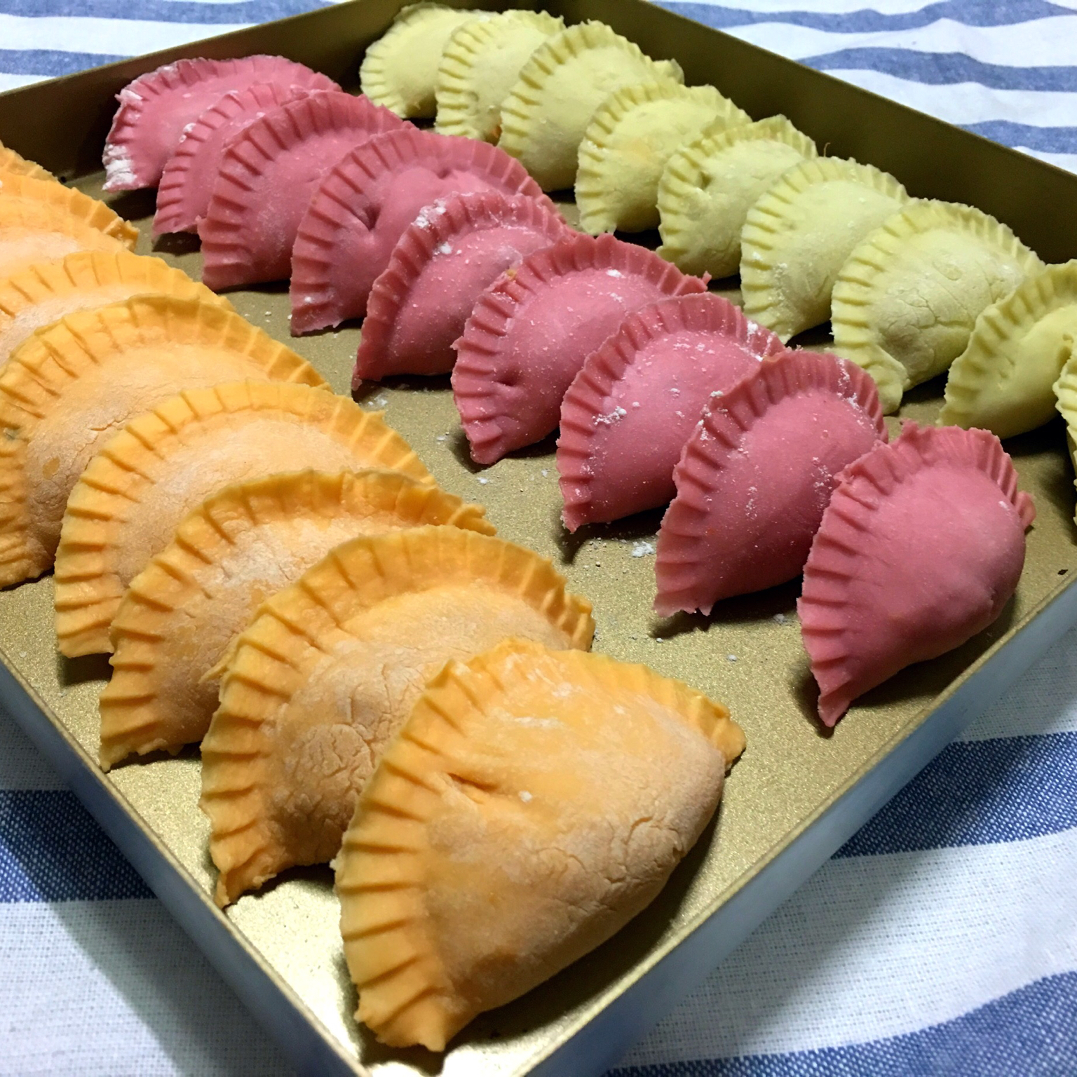 彩色饺子（蔬菜汁）