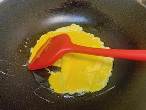 妈妈畅销二十年的秘制蛋炒饭（最详细的火候和翻炒手法）的做法 步骤3