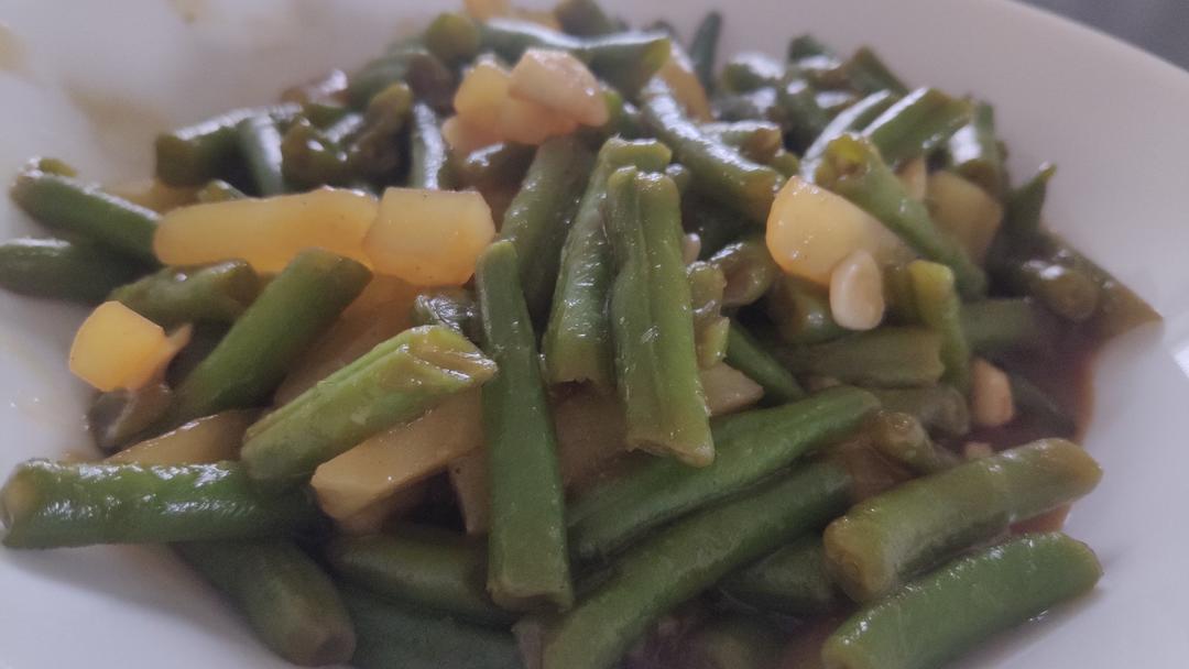 豇豆炒土豆是很神奇的一道菜, 没有一丁点肉, 却好吃到爆
