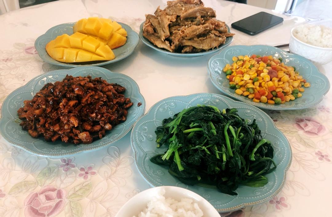 兔子一家的幸福欢宴