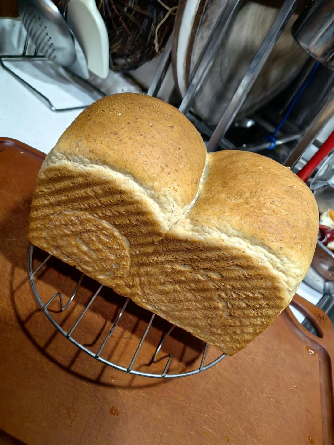 柔软的蜂蜜牛乳全麦吐司