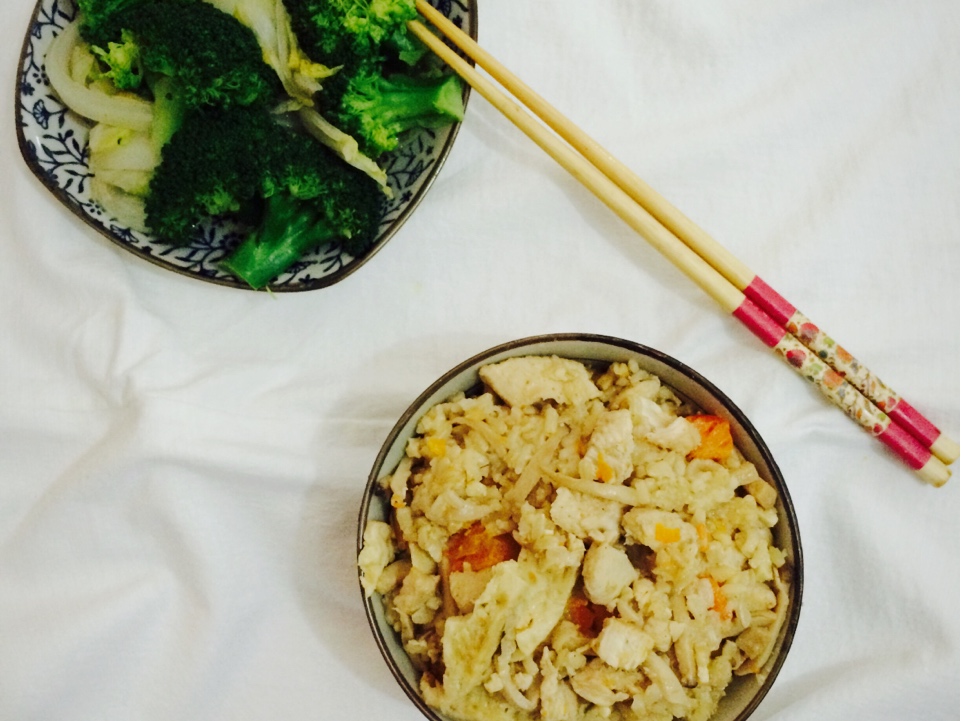 鸡胸肉杂蔬糙米焖饭的做法