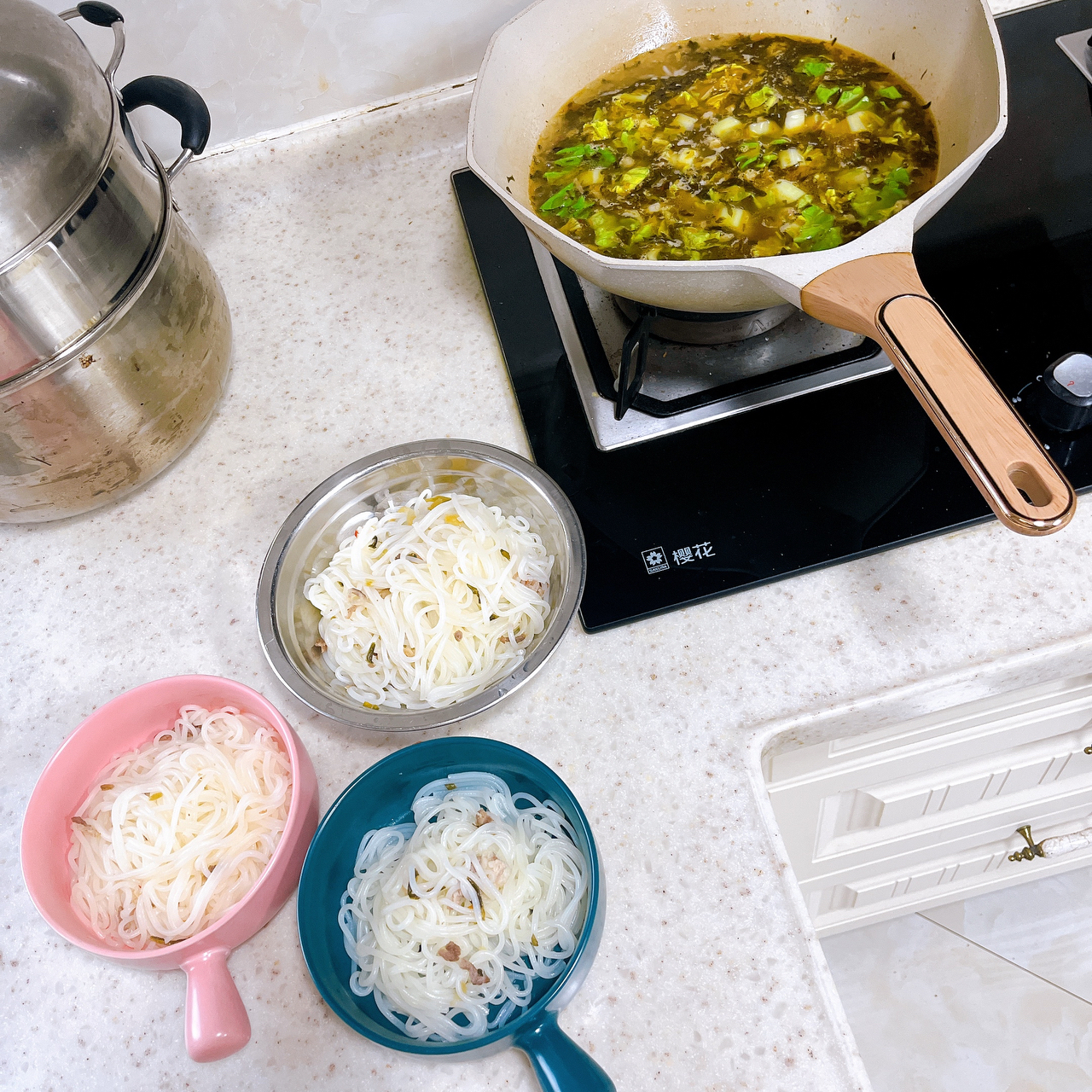 10分钟咸菜肉丝米线的做法 步骤9