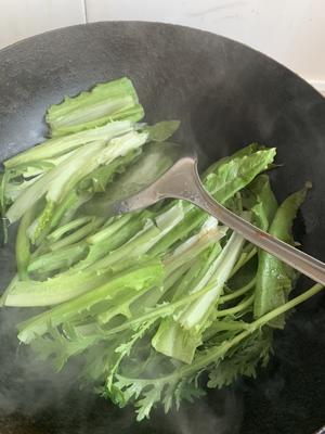 快炒炝炒蒜蓉青菜（茼蒿+油麦菜）的做法 步骤3