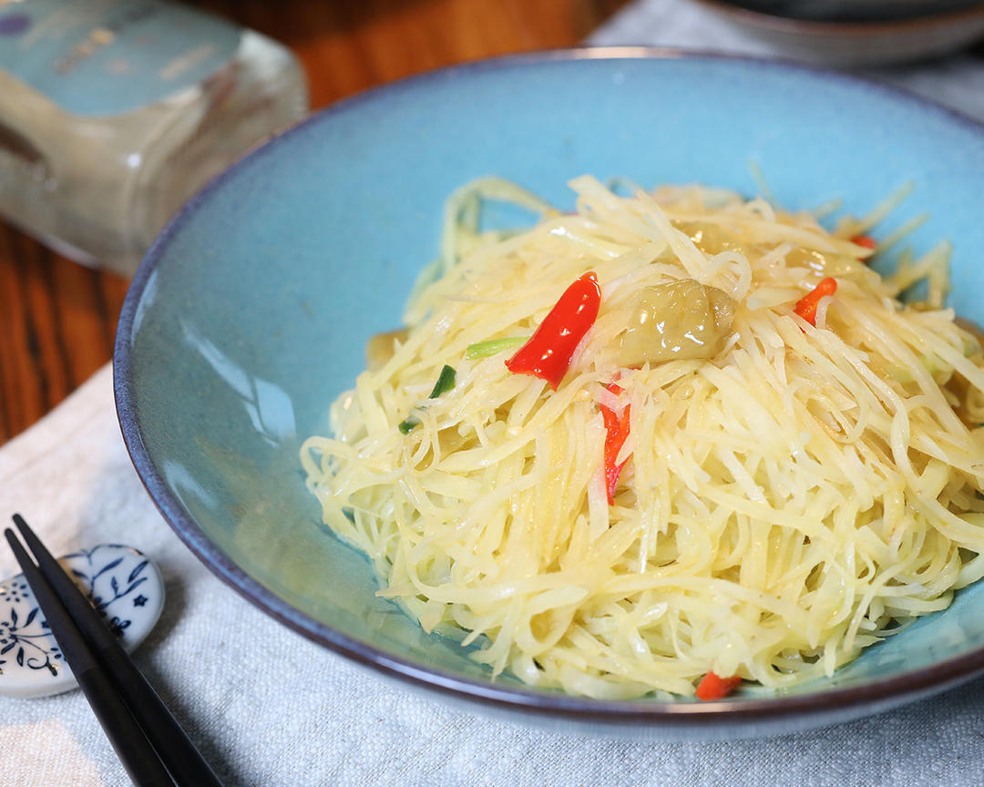 极妙厨房 | 酸辣土豆丝，又酸又脆，超入味的做法
