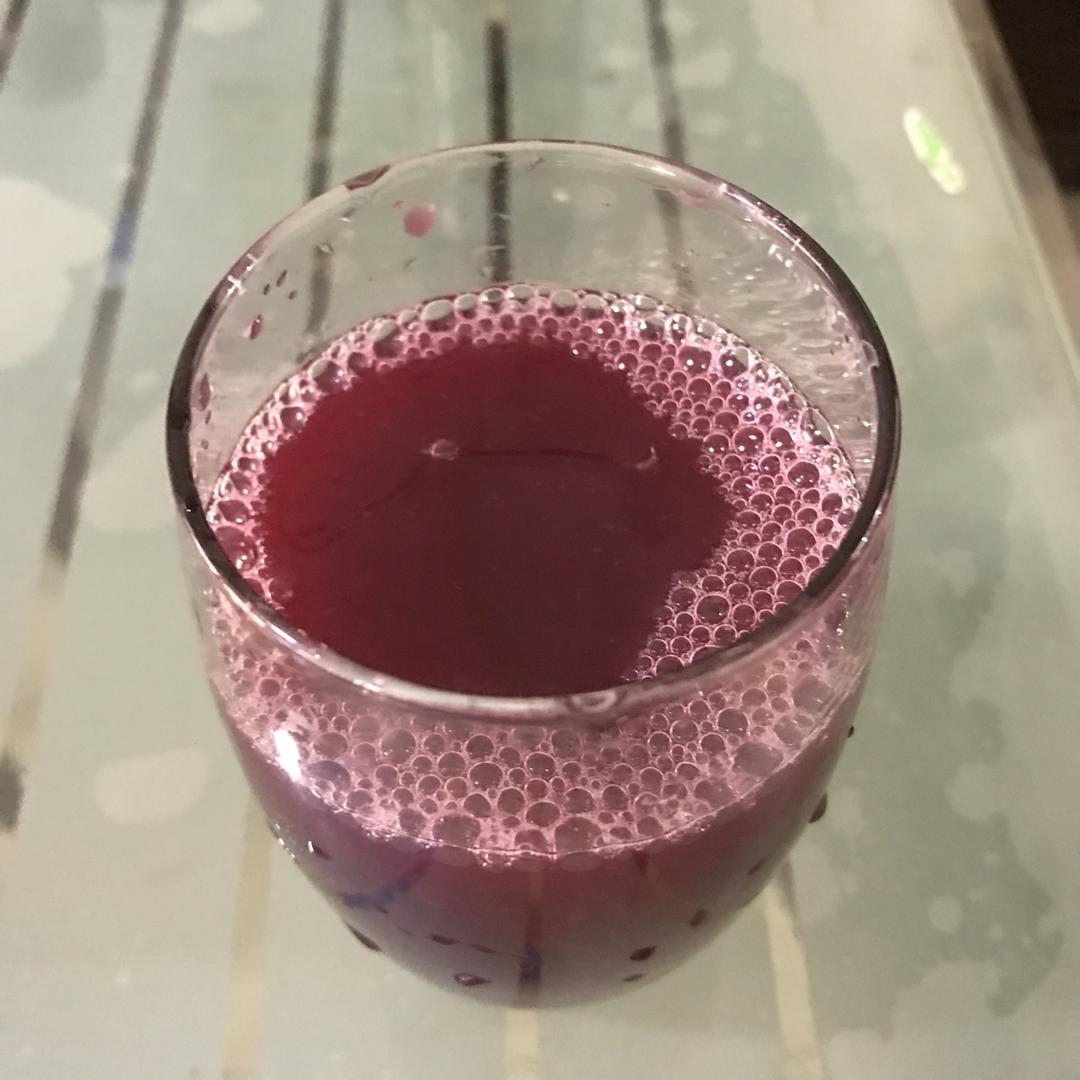 鲜榨夏黑葡萄汁