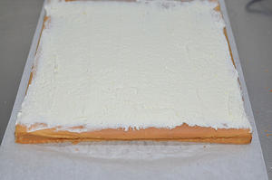 红曲波点蛋糕卷--给新年的蛋糕加点喜庆的做法 步骤11