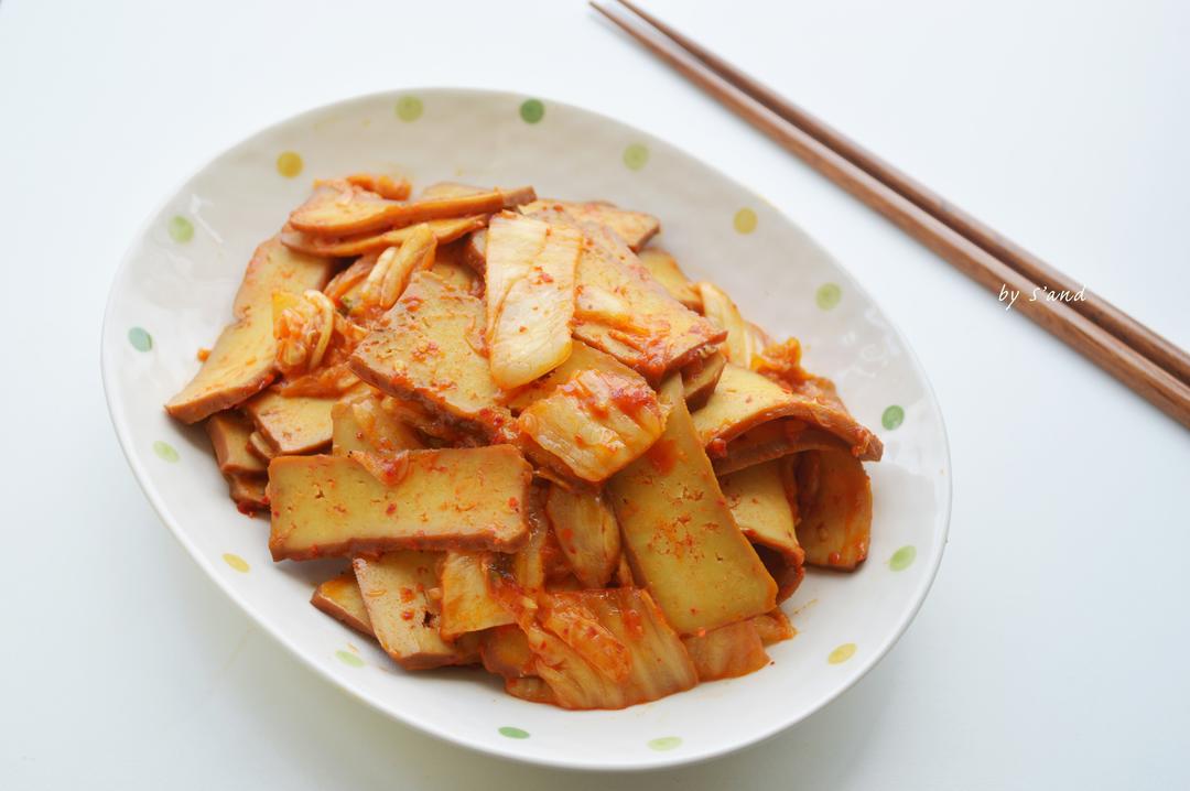 辣白菜炒香干的做法