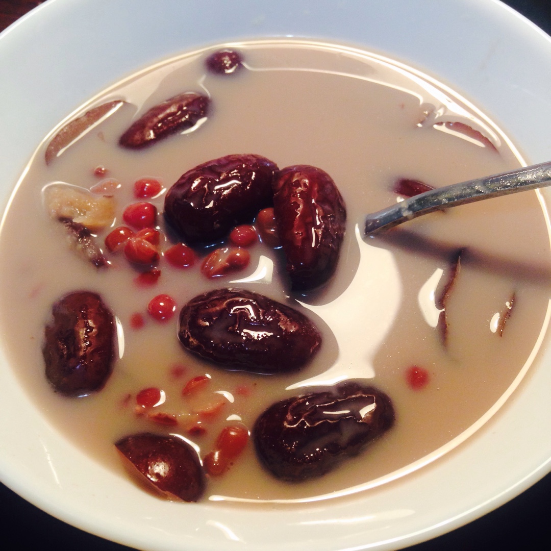 红枣红豆薏仁牛奶粥