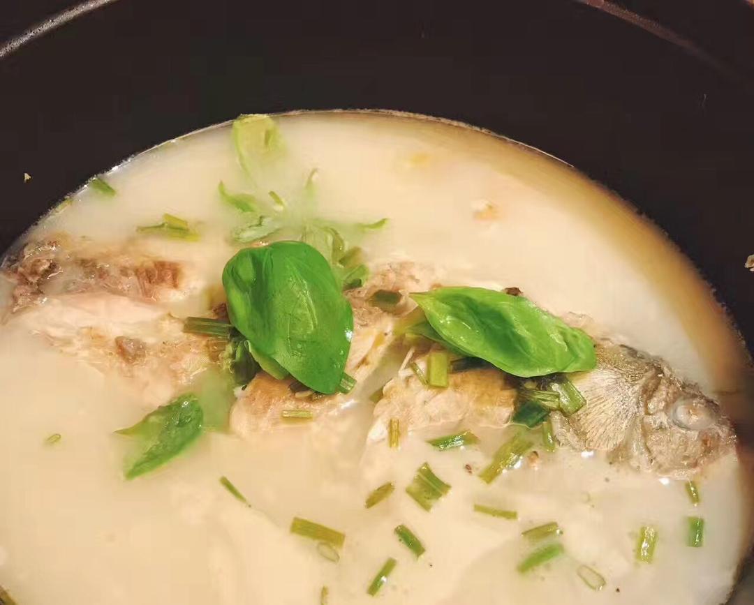 酸梅鲫鱼豆腐汤