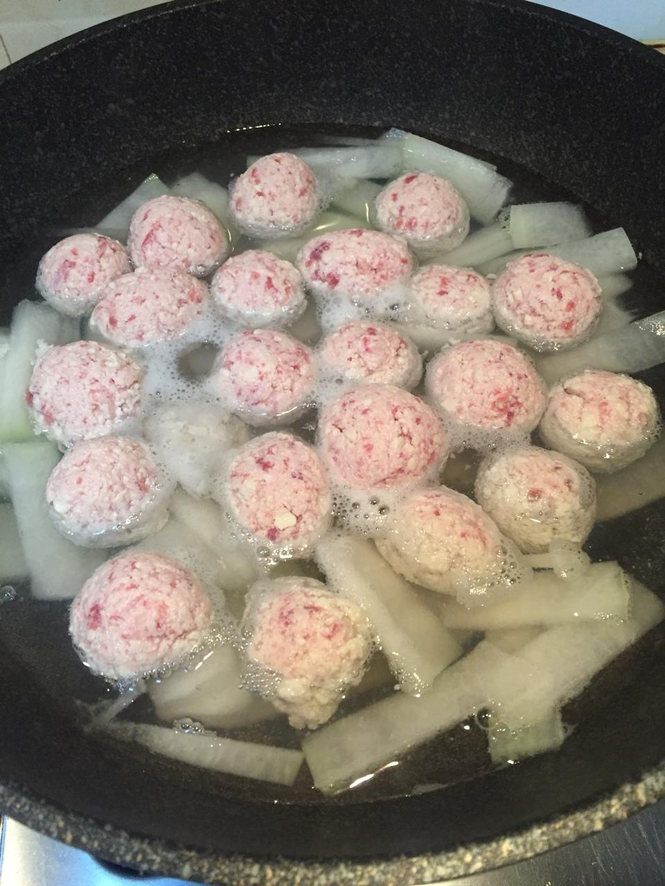 【10分钟系列】白萝卜豆腐圆子汤