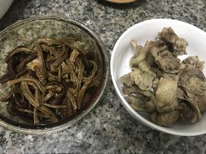 茶树菇焖鸭肉的做法 步骤1