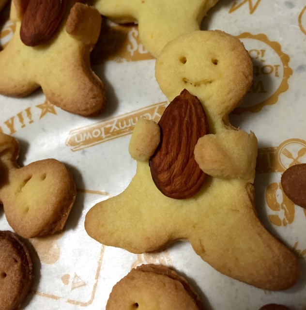 抱杏仁的小熊（造型饼干）