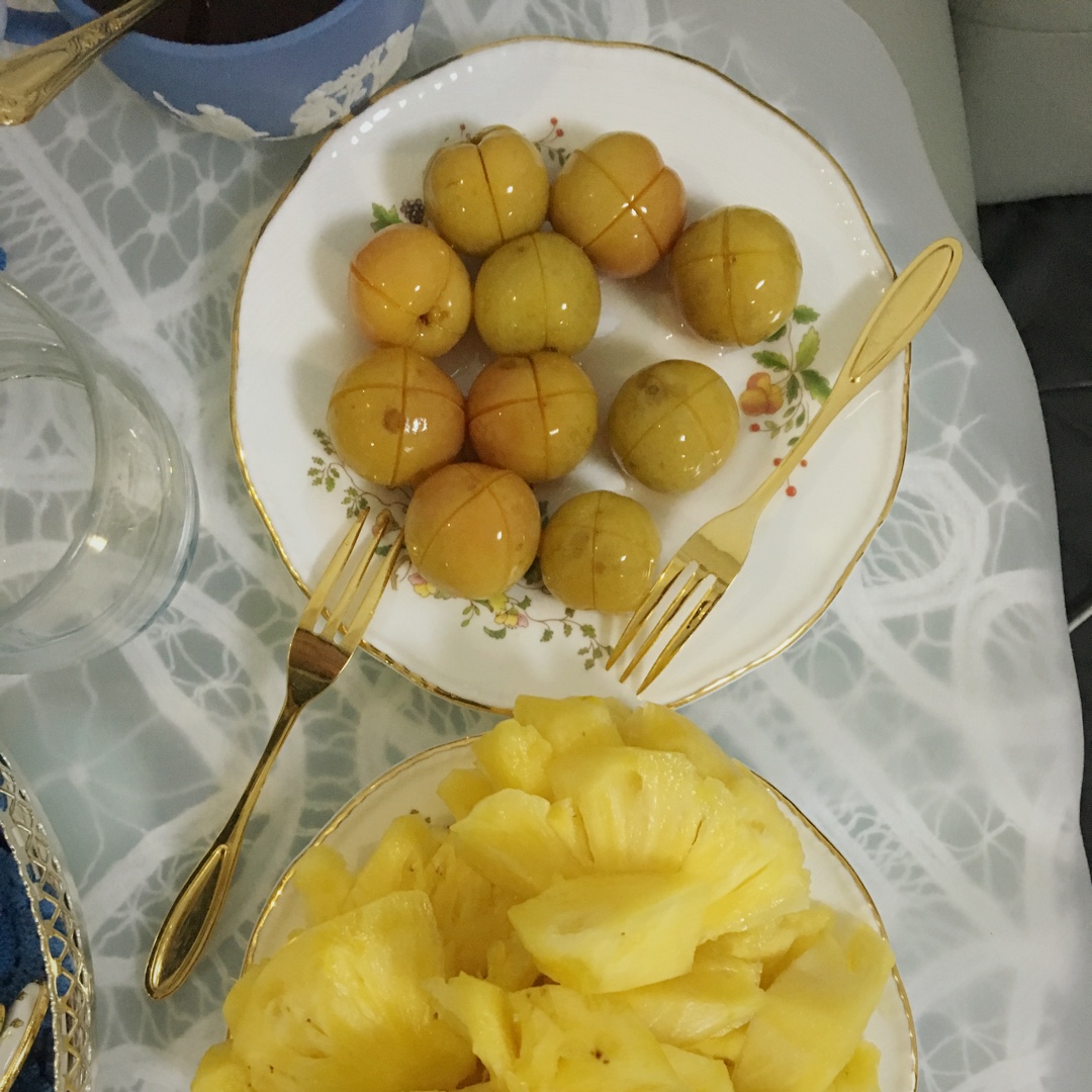 酸甜腌李子