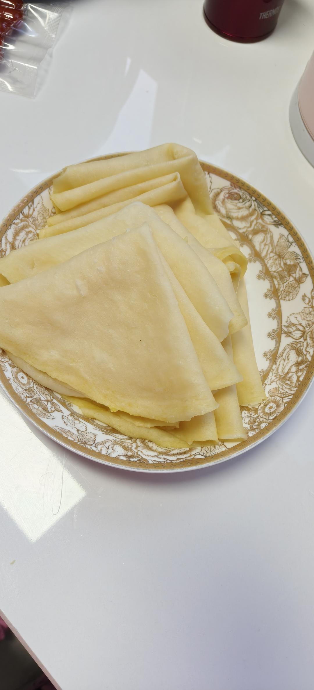 这一摞，薄如纸软如棉的韧，是始于春且贯穿四季的美好。
（春饼｜卷饼皮）
