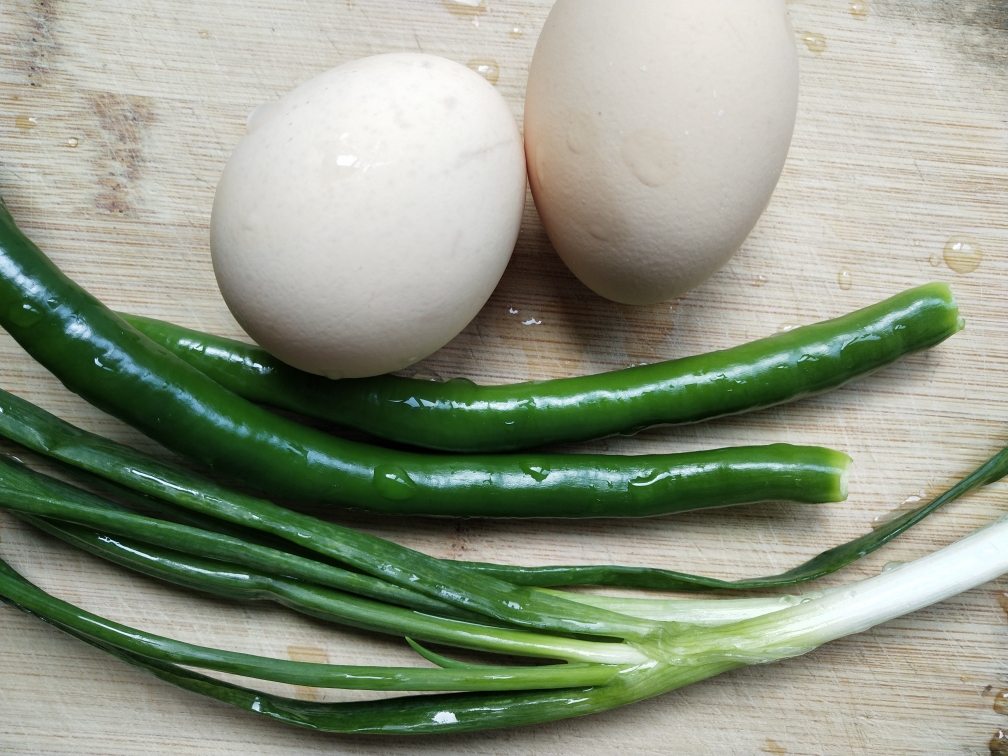 简单营养的家常菜青椒炒鸡蛋的做法 步骤1