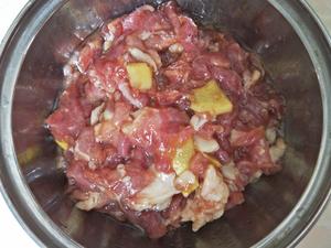 营养丰富又下饭的韭菜苔炒肉的做法 步骤2