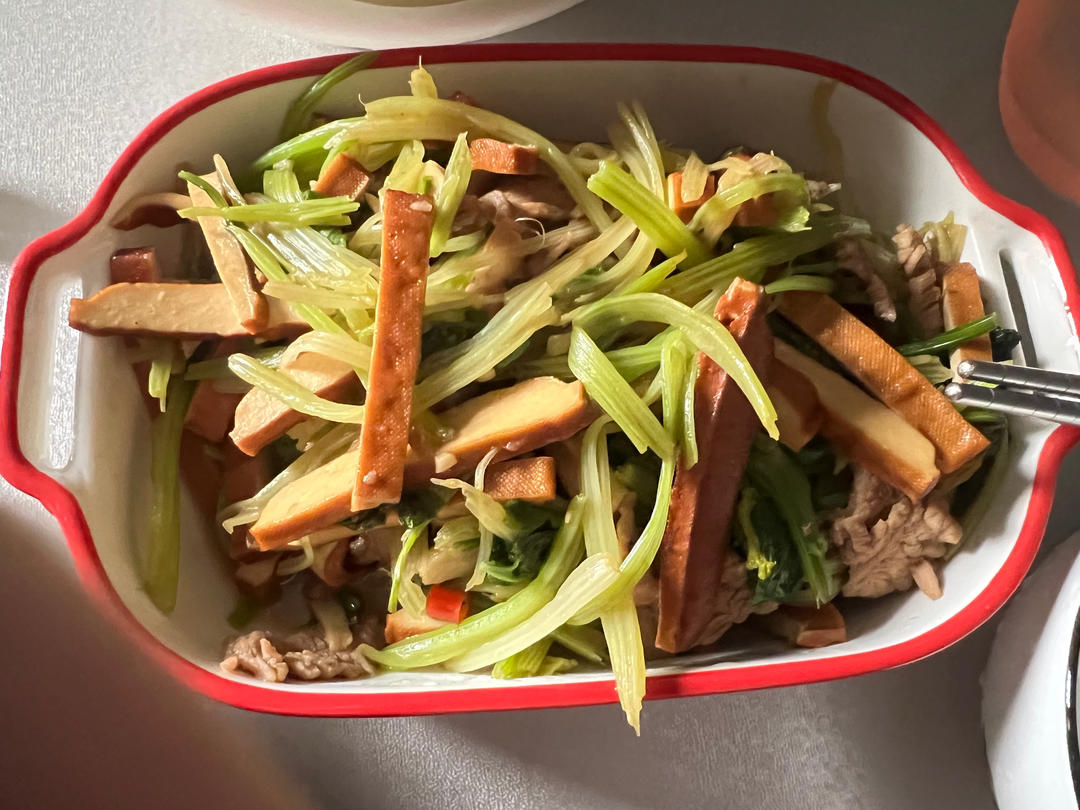芹菜香干炒肉丝
