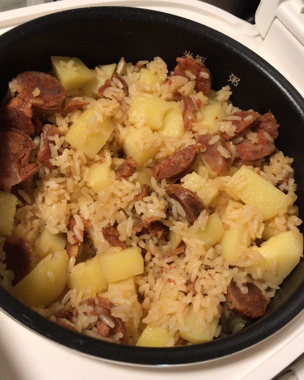 电饭煲 土豆香肠焖饭(电饭锅only) 墨亦玖做的土豆香肠焖饭(电饭锅