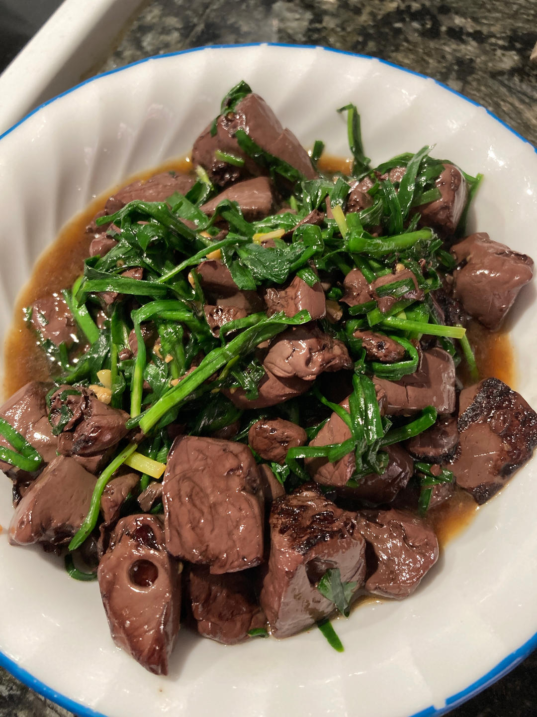 猪血炒韭菜，每周吃两三次，养胃补血，气色佳