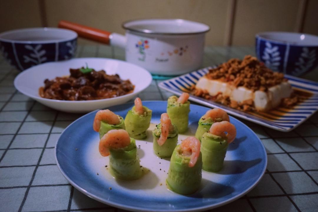 黄瓜牛油果酱卷虾