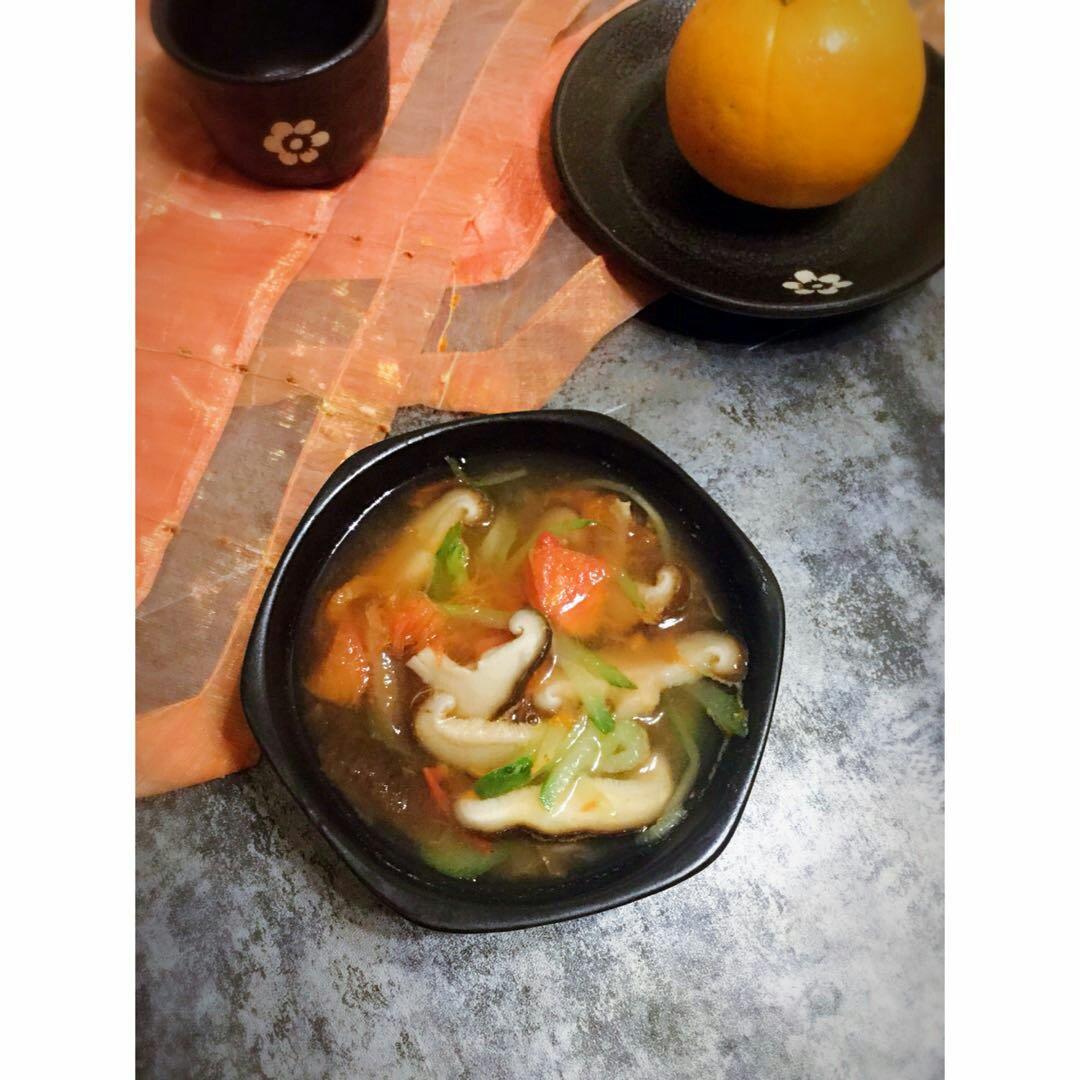 有肉感的蘑菇番茄汤