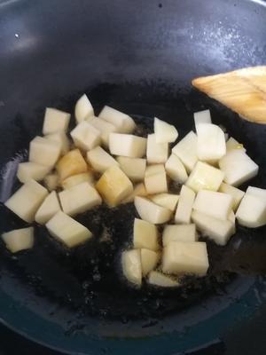 红烧土豆洋葱的做法 步骤3