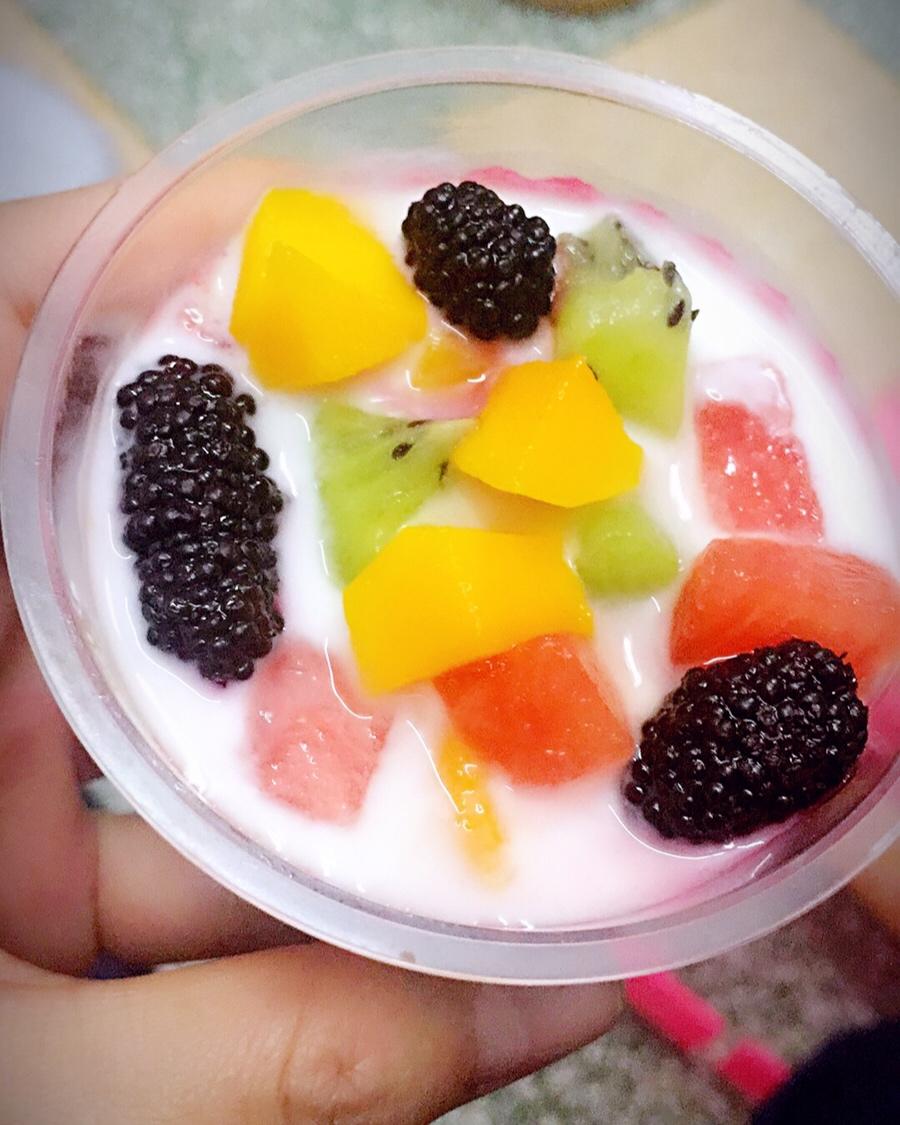 杯壁水果酸奶