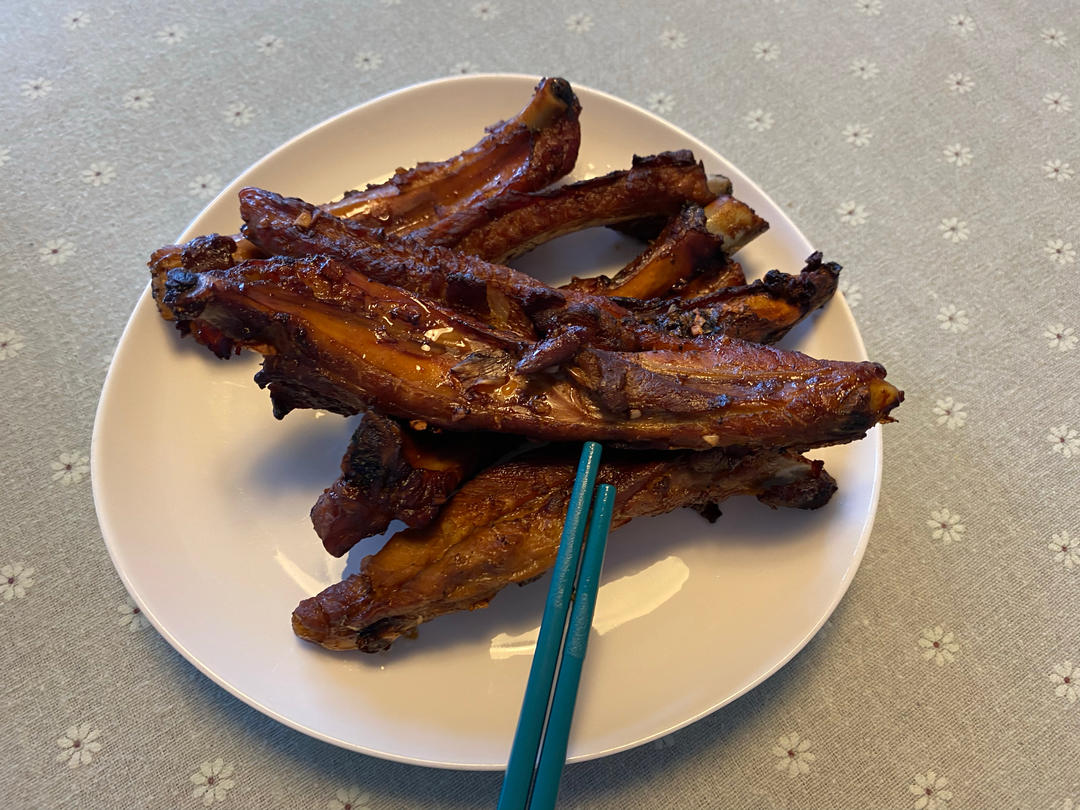 外焦里嫩！好吃到舔手指的蒜香烤排骨