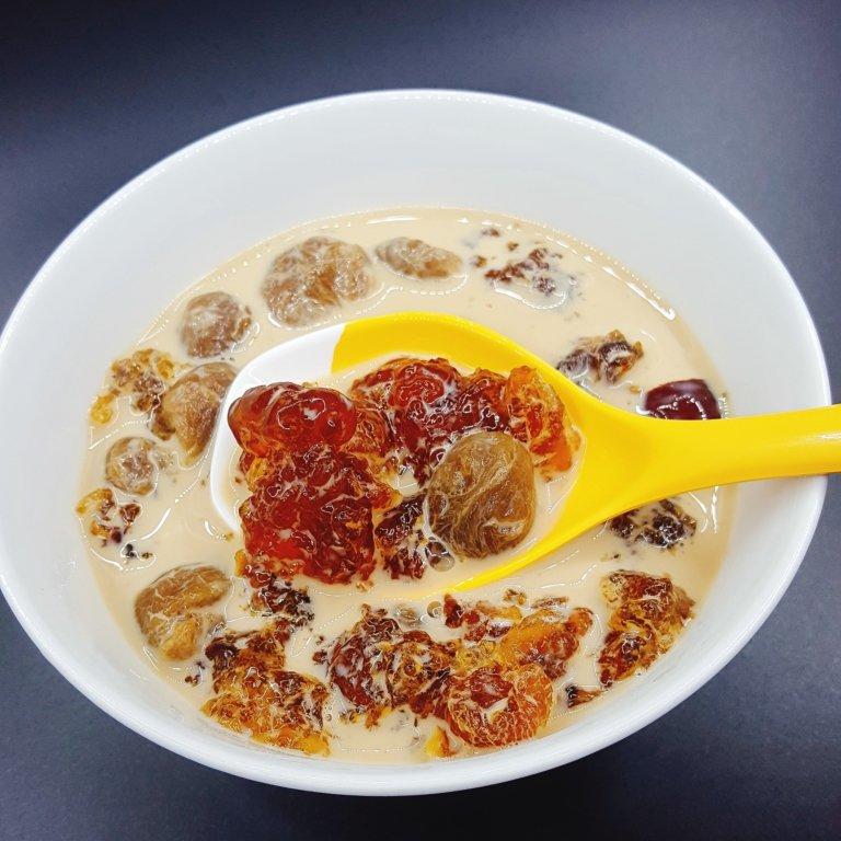 {何故居｝桃胶奶