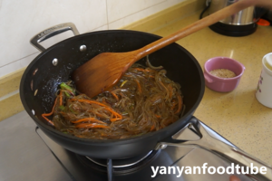 韩式粉丝炒杂菜 Korean Style Glass Noodles with Vegetables的做法 步骤4