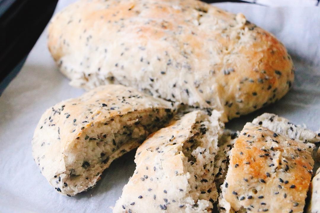 脆皮黑芝麻面包