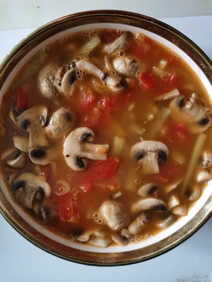 口蘑西红柿鲜汤