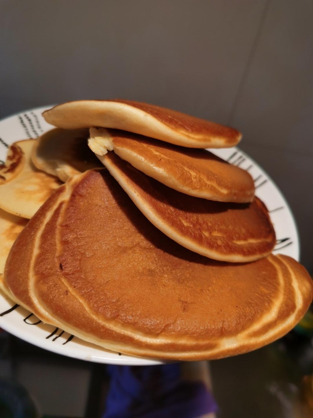 【酸奶松饼yogurt pancake】，搭上黑莓果酱和枫糖的美味。