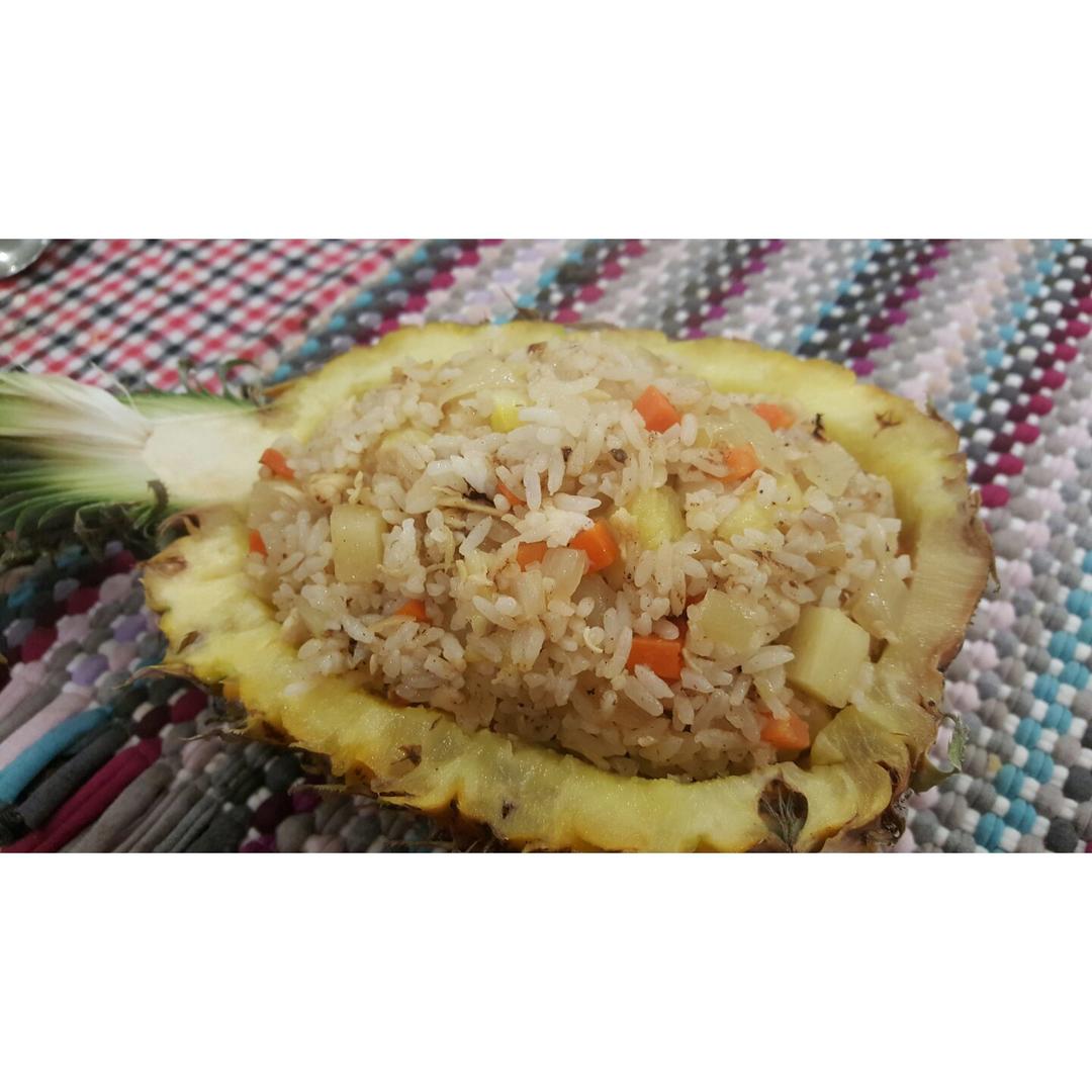 菠萝鸡肉炒饭