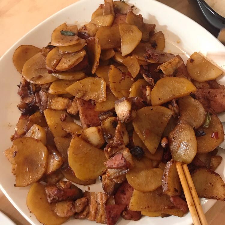 五花肉干煸土豆片