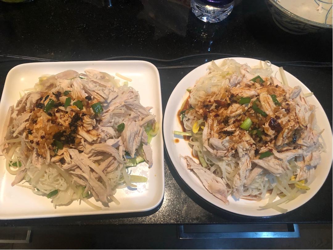厨师长教你：“鸡丝凉面”的家常做法，味道好极了，先收藏起来