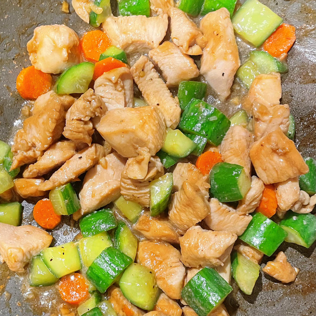 清爽好吃！低脂美味～黄瓜炒鸡胸肉丁