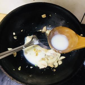 ◥简易低脂健身餐◤                奶油蘑菇西兰花配糙米饭的做法 步骤3