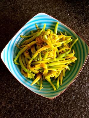 凉拌鲜黄花菜的做法 步骤3