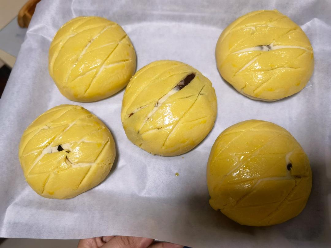 好吃到炸裂的港式菠萝包（附带制作酥皮的小视频）