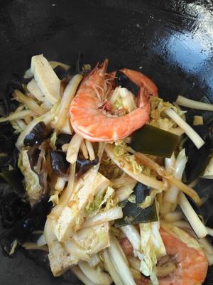 白菜焖大虾的做法 步骤3