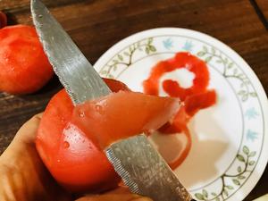 好好吃早餐  一分钟“雕刻”西红柿花的做法 步骤3