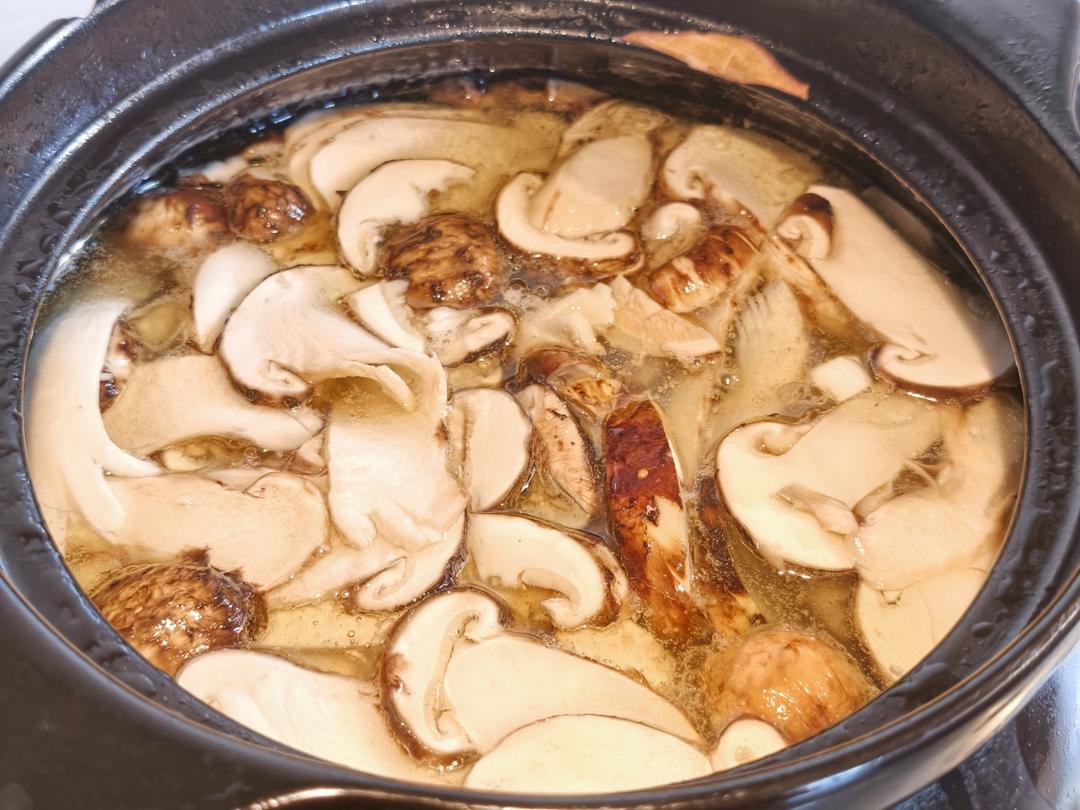 野生松茸炖鸡汤