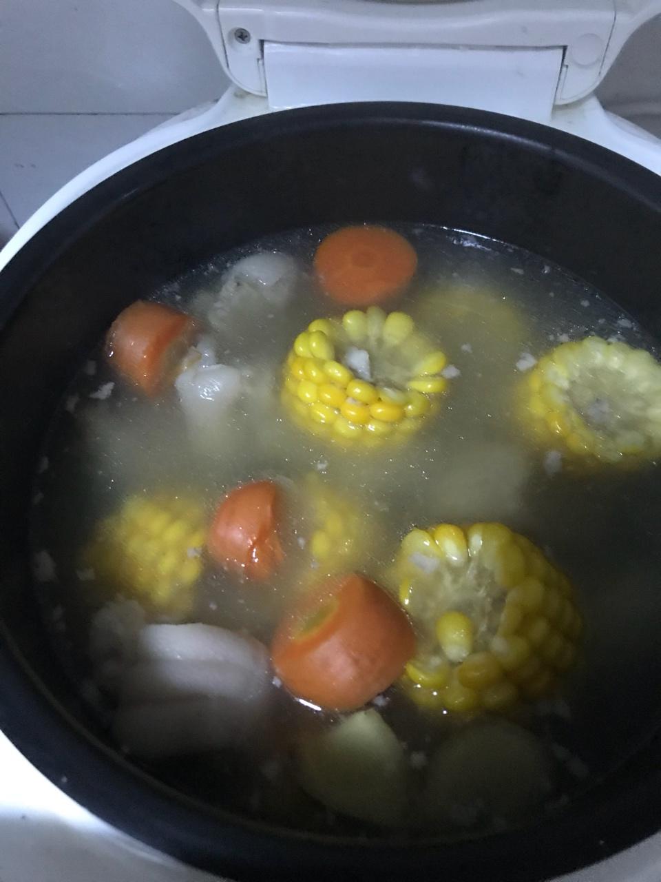 骨头玉米红萝卜汤