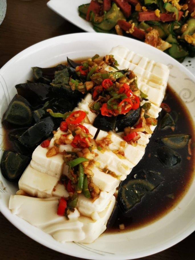 双椒拌皮蛋豆腐